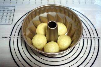 每5个小面团放入一个模具中，如图。