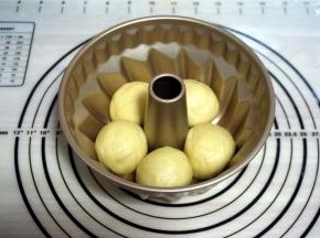 每5个小面团放入一个模具中，如图。