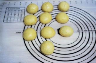 每份面团再分成5个小面团，每个约50克，并且揉圆。