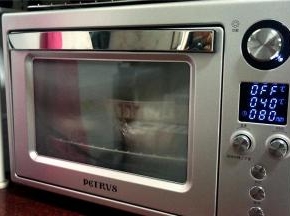 放入烤箱，发酵功能，发酵80~90分钟。