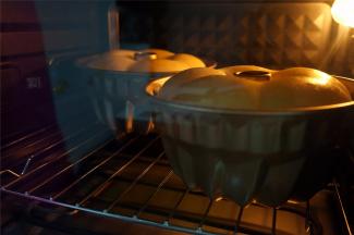 放入预热好的烤箱中下层，上火175度，下火170度，中下层，25分钟。