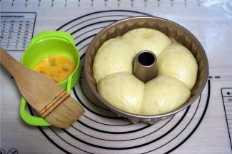 大概发酵至8分满的时候，取出，刷上一层全蛋液。