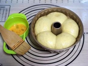 大概发酵至8分满的时候，取出，刷上一层全蛋液。