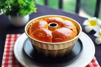 出炉后，表面刷上一层液态黄油或者橄榄油。