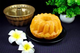 趁热倒扣脱模。