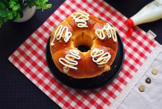 可以直接撕着吃，也可以夹点馅料，我比较喜欢切开，挤上沙拉酱，放点肉松。