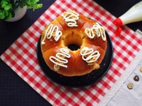 可以直接撕着吃，也可以夹点馅料，我比较喜欢切开，挤上沙拉酱，放点肉松。