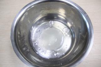 水加入大豆油加入白糖30克，搅拌到糖溶化。