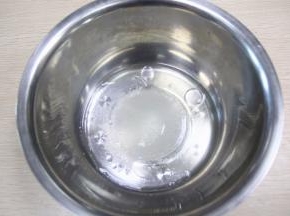 水加入大豆油加入白糖30克，搅拌到糖溶化。