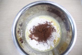 低筋面粉和可可粉提前过筛，加入蛋黄液里翻拌顺滑无颗粒。