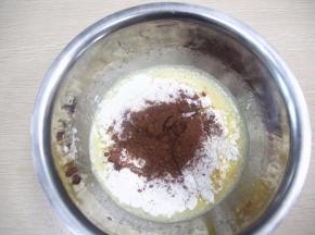 低筋面粉和可可粉提前过筛，加入蛋黄液里翻拌顺滑无颗粒。