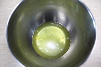 把剩下白糖加入蛋清里