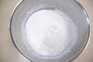 用电动打蛋器打发到湿性发泡。
