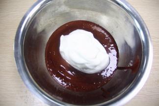 取一小部分打发好的蛋清跟面糊混合，翻拌均匀。