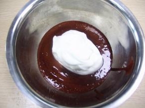 取一小部分打发好的蛋清跟面糊混合，翻拌均匀。