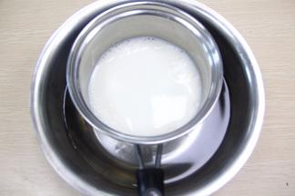 白糖加入牛奶隔热水搅拌到糖溶化。