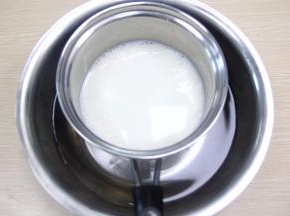 白糖加入牛奶隔热水搅拌到糖溶化。