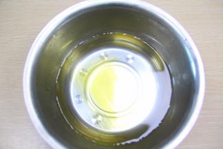 吉利丁片提前用冰水泡软备用。