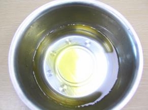 吉利丁片提前用冰水泡软备用。