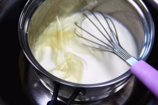 把泡软的吉利丁片加入牛奶里，搅拌到溶化即可。