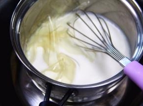 把泡软的吉利丁片加入牛奶里，搅拌到溶化即可。