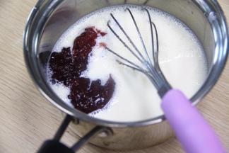 加入草莓果酱继续搅拌到溶化。