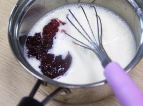 加入草莓果酱继续搅拌到溶化。