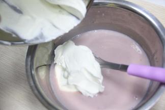 淡奶油用电动打蛋器打发到软性发泡备用。把打发好的淡奶油加入牛奶液里，搅拌均匀。