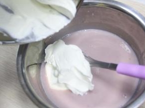淡奶油用电动打蛋器打发到软性发泡备用。把打发好的淡奶油加入牛奶液里，搅拌均匀。