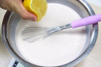 加入柠檬汁，全部混合均匀成面糊。