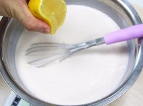 加入柠檬汁，全部混合均匀成面糊。