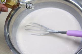 加入朗姆酒搅拌均匀。