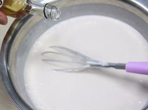 加入朗姆酒搅拌均匀。