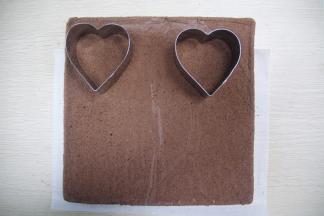 用心形慕斯圈，印上适量大小的蛋糕胚。