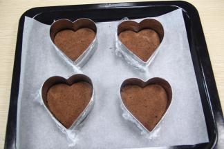 把慕斯模具底部包上保鲜纸，把巧克力蛋糕胚放进底部。