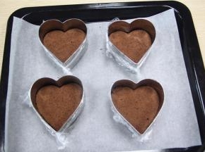 把慕斯模具底部包上保鲜纸，把巧克力蛋糕胚放进底部。