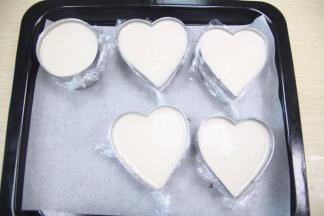 最后，把提前做好的慕斯面糊倒进模具9分满，放冷藏4小时即可。