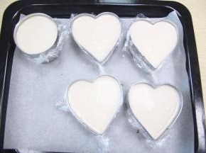 最后，把提前做好的慕斯面糊倒进模具9分满，放冷藏4小时即可。