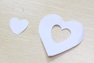 冷藏好的慕斯脱膜后，用纸剪成心形的状