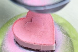 用筛网筛入适量的草莓粉装饰起来