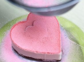 用筛网筛入适量的草莓粉装饰起来