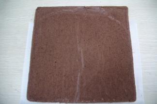 把烘烤完的可可蛋糕胚，提前倒扣放凉备用。