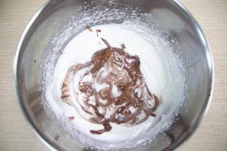 把翻拌好的面糊全部倒回蛋清里，全部混合翻拌均匀。