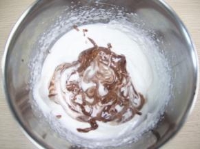 把翻拌好的面糊全部倒回蛋清里，全部混合翻拌均匀。