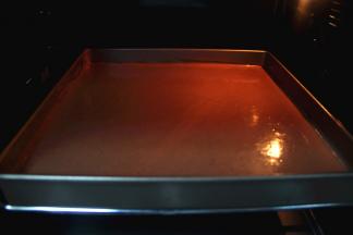 烤箱提前预热，上火180下火150，烘烤20分钟，即可