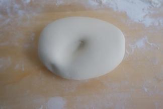 重复7-9，直到面团变得稍硬，光滑，不沾手。这个过程叫呛面