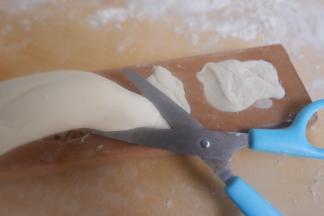 剪去多余部分，扣出面胚