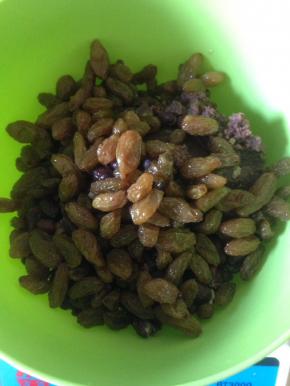 加入洗干净沥干水分的葡萄干