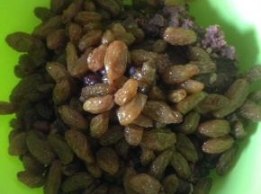 加入洗干净沥干水分的葡萄干
