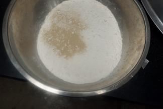 放入酵母粉